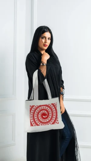 امرأة سعودية ترتدي عباءة سوداء وحقيبة كتف عريضه