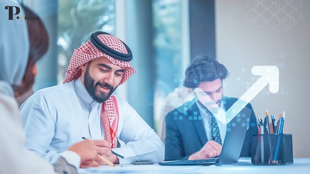 موظفين سعوديين يعملان مبتسمين