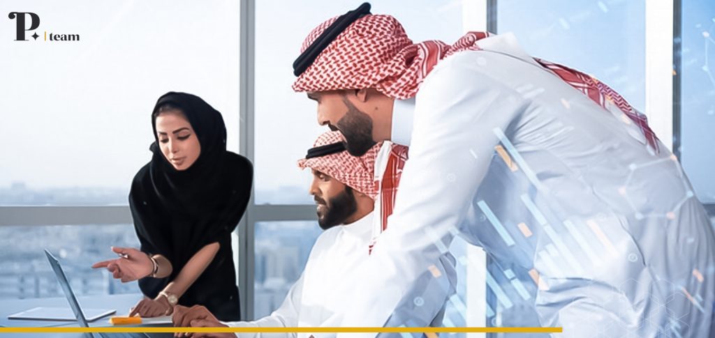 مجموعة موظفين سعوديين يناقشون خطة عمل