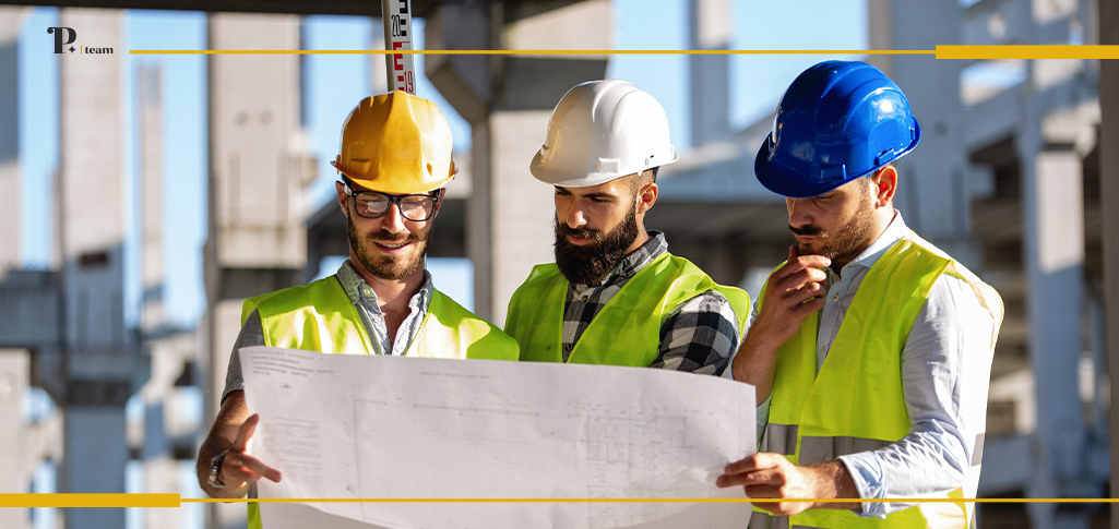 مهندسون يرتدون معدات السلامة المهنية